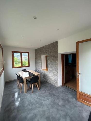une salle à manger avec une table et des chaises dans l'établissement Logement spacieux en pleine nature, à Saint-Sauveur