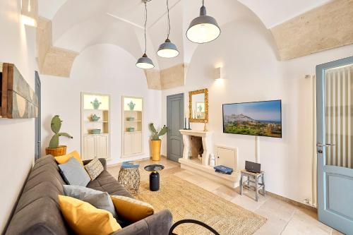 un salon avec un canapé et une cheminée dans l'établissement AzuleneHome, à Ostuni