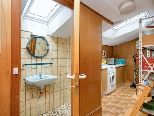La salle de bains est pourvue d'un lavabo et d'un lave-linge. dans l'établissement Holiday home Dronningmølle VII, à Dronningmølle