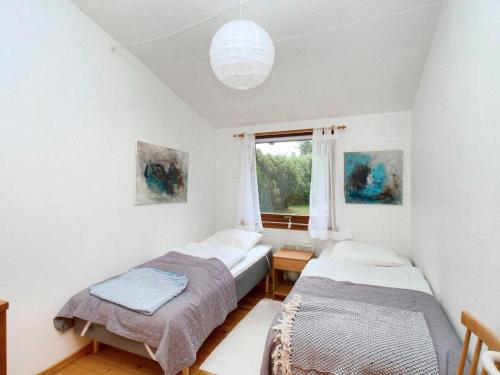 - 2 lits dans une chambre avec fenêtre dans l'établissement Holiday home Dronningmølle VII, à Dronningmølle