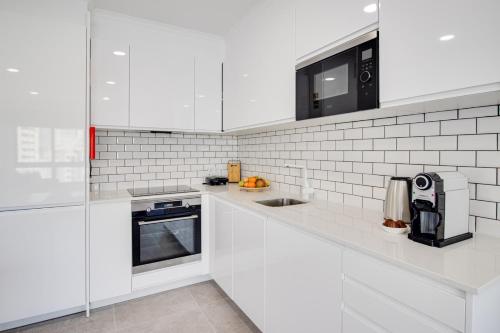 Modern 1 BD Ocean View AC Wi-Fi Beach 100m