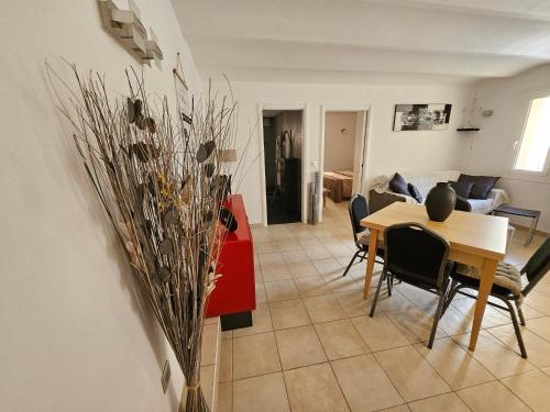 un salon avec une table et des chaises dans l'établissement MICHELE FAMILY - Centre ville - 2 Pièces tranquille - A 150 m de la mer, à Menton