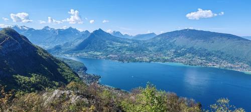 Lac Plage et Ville 95 m2 a 100m du lac, 3 chambres, parking