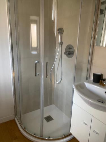 een badkamer met een douche en een wastafel bij B&B Suite Cutelli in Catania