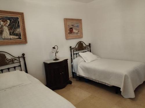 ein Schlafzimmer mit 2 Betten und einer Lampe auf einem Tisch in der Unterkunft Chalet con piscina a 50 m de la playa . in Marbella