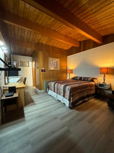 Postel nebo postele na pokoji v ubytování Ace Crown Motel