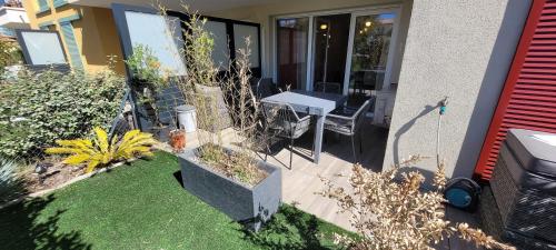 Cozy apartment with garden in Cogolin