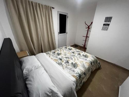 - une chambre avec un lit dans l'établissement hospedaje LH E a 15 minutos del aeropuerto ezeiza, à Ezeiza