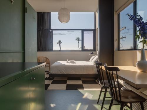 1 dormitorio con 1 cama, mesa y sillas en Abpopa Hillcrest en San Diego