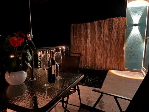 un tavolo con bicchieri da vino e un vaso con fiori di Reserva La Esperanza a Vergara