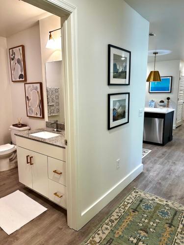 a bathroom with a sink and a toilet at The Vault - Perfect Location! in Oxford