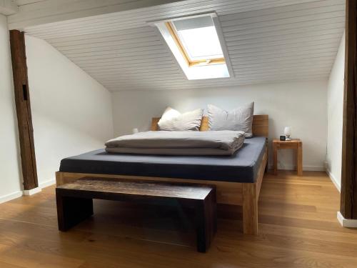 - une chambre avec un lit et une lucarne dans l'établissement Apartment Am Weinberg, à Rimsting