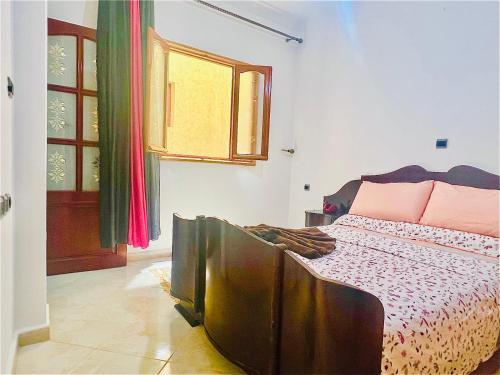une chambre avec un lit dans une pièce dans l'établissement Superb Duplex avec vue jardin, à Tanger
