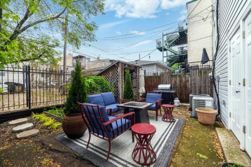 Taman di luar Red Robin Rentals - Wicker Park