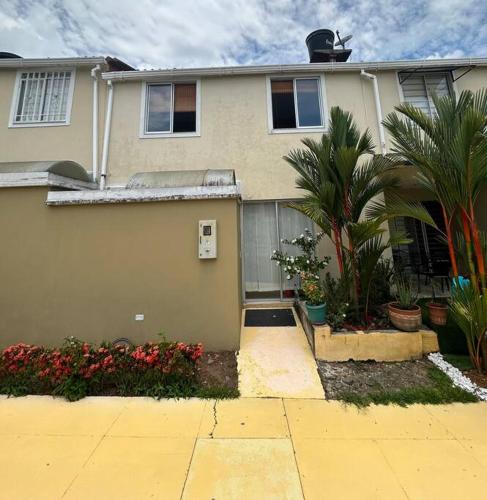 El edificio en el que está la casa vacacional