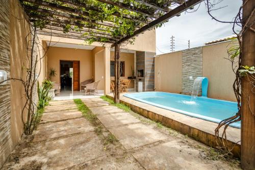 uma piscina no quintal de uma casa em Casa no PREÁ COM PISCINA ! em Praia do Preá