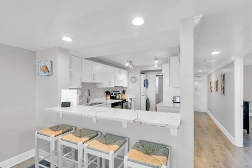 Kuchyň nebo kuchyňský kout v ubytování St John - Downtown Waterfront Penthouse Pool Parking Dock