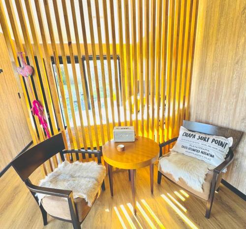 a small room with a table and two chairs at CasaRoSso Chapadmalal in La Estafeta