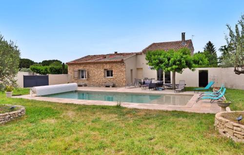 une maison avec une piscine dans une cour dans l'établissement Le Gite Du Luberon, à Robion