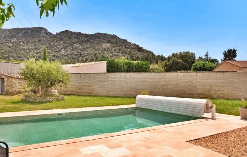 - une piscine dans une cour à côté d'une clôture dans l'établissement Le Gite Du Luberon, à Robion