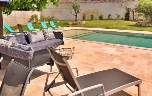 un patio avec des chaises et une piscine dans l'établissement Le Gite Du Luberon, à Robion