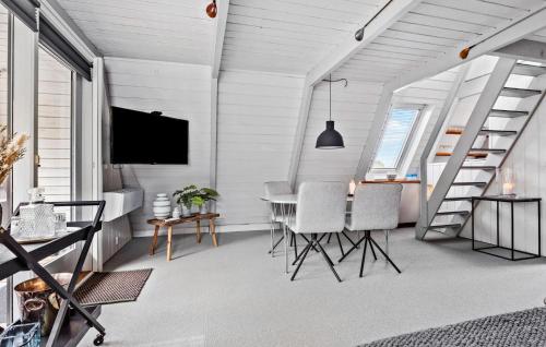 Μια τηλεόραση ή/και κέντρο ψυχαγωγίας στο Nice Home In Farsø With Kitchen