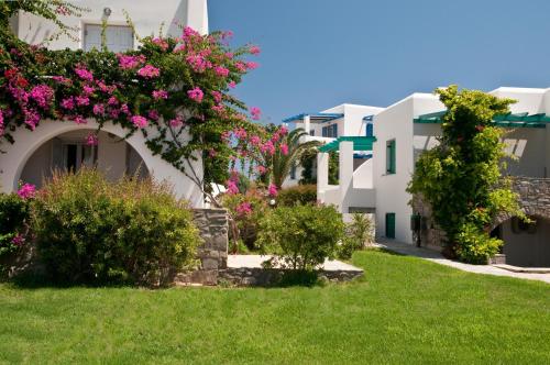 Jardín al aire libre en Poseidon of Paros Hotel & Spa