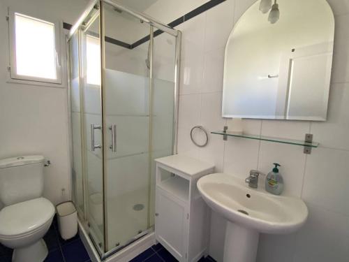 une salle de bain avec toilettes, lavabo et douche dans l'établissement Appartement avec terrasse, WIFI à 100m de la plage à Trébeurden - FR-1-368-424, à Trébeurden
