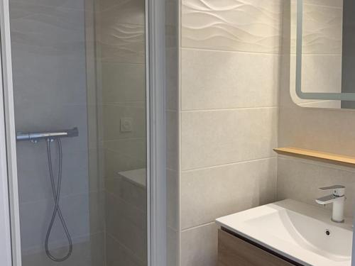 une salle de bain avec douche et lavabo dans l'établissement T2 Hyères : à 50m de la Plage, Proche du Port, Jardinet Privatif, Idéal Familles - FR-1-335-202, à Hyères