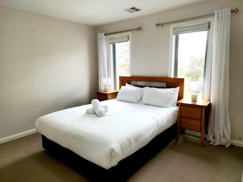 Cama o camas de una habitación en Modern Masterpiece Beautiful St Albans 4BR Home