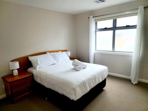 Cama o camas de una habitación en Modern Masterpiece Beautiful St Albans 4BR Home