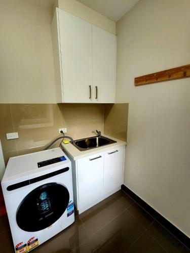 Una cocina o zona de cocina en Modern Masterpiece Beautiful St Albans 4BR Home