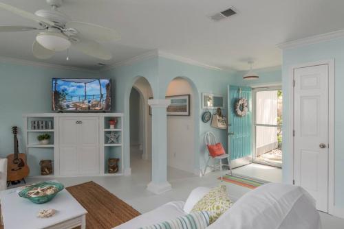 Μια τηλεόραση ή/και κέντρο ψυχαγωγίας στο Charming 3BR 2 bath beach bungalow with hot tub!