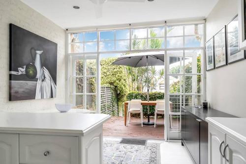 Giường trong phòng chung tại Ideal Location 3 bdr Paddo Terrace Parking & Pets