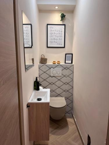 Et badeværelse på Pula KING'S SQUARE apartment - free parking