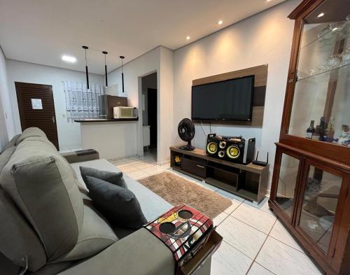 Televisyen dan/atau pusat hiburan di Casa com piscina