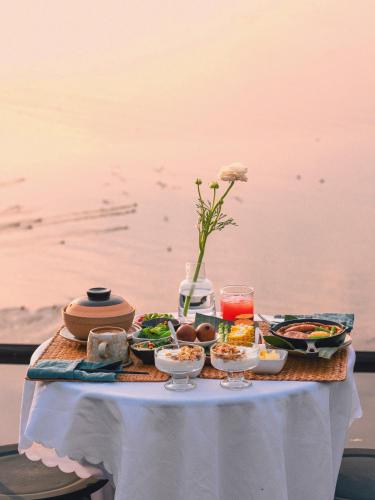a table with food on top of a table with a table cloth at Dali Shuanglang Anqi'erhai Resort Hotel in Dali Shuanglang