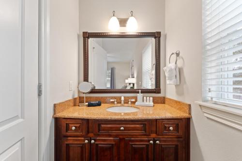un baño con lavabo y espejo en Personal Getaway. Golf Resort Gem. Great Location!, en Branson