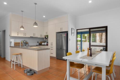 Kuchyň nebo kuchyňský kout v ubytování Villa Sorrento, a house on 4 Mile Beach in Port Douglas