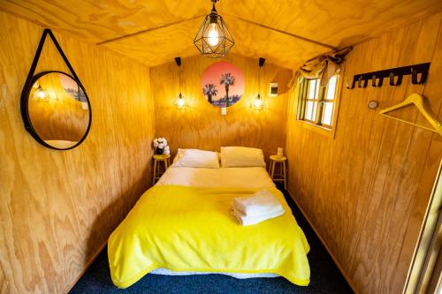 Postel nebo postele na pokoji v ubytování Morepork Gully cabin