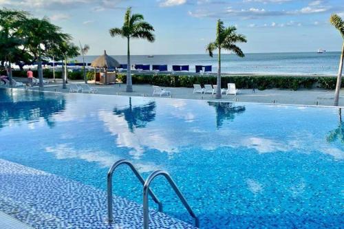 a swimming pool with a view of the beach at ESPECTACULAR APARTAMENTO EN SAMARIA CLUB DE PLAYA smr in Gaira