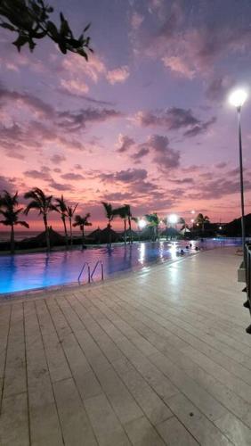 a lit up plaza with palm trees and a sunset at ESPECTACULAR APARTAMENTO EN SAMARIA CLUB DE PLAYA smr in Gaira