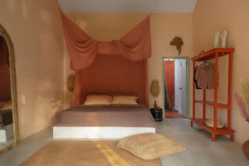 um quarto com uma cama de dossel em Casa Tikiri - Boutique Hotel ADULTS ONLY em Ahangama