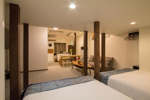 泉佐野市にあるNewOpen/Stella Izumisano/泉佐野駅徒歩3分【一棟貸切】関西空港まで 8分のベッドルーム1室(ベッド2台付)、ダイニングルームが備わります。