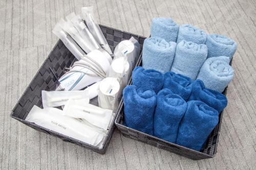 une boîte remplie de serviettes bleues et blanches dans l'établissement NewOpen/Stella Izumisano/泉佐野駅徒歩3分【一棟貸切】関西空港まで 8分, à Izumi-Sano