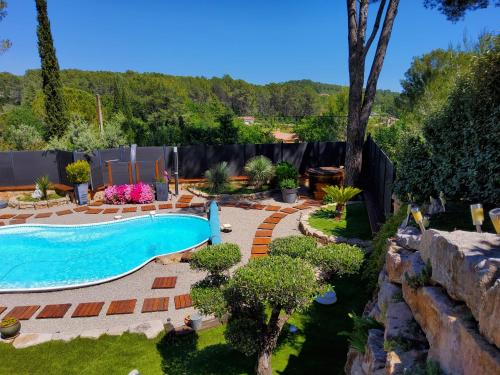 une arrière-cour avec une piscine et un jardin dans l'établissement Axelore, à Draguignan