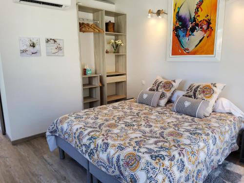 une petite chambre avec un lit dans une pièce dans l'établissement Axelore, à Draguignan