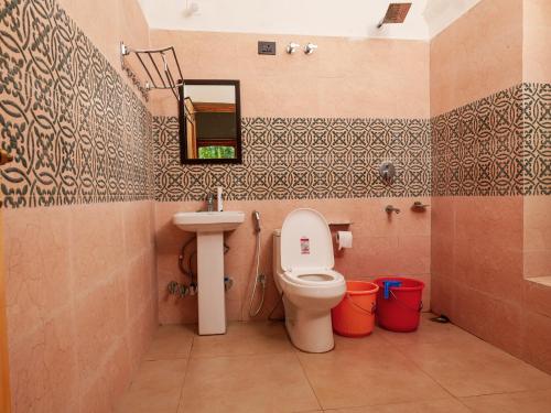 y baño con aseo y lavamanos. en De Khama, en Nubra