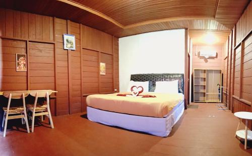 En eller flere senge i et værelse på Raflow Resort Raja Ampat