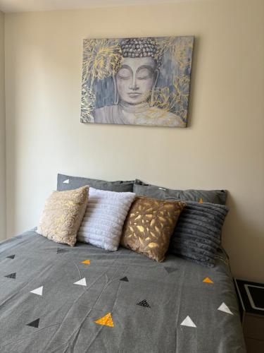 a picture of a statue on a bed with pillows at Departamento Estadio GNP antes foro sol, autodromo hermanos Rodríguez, palacio de los deportes, muy cerca de aeropuerto, CDMX in Mexico City